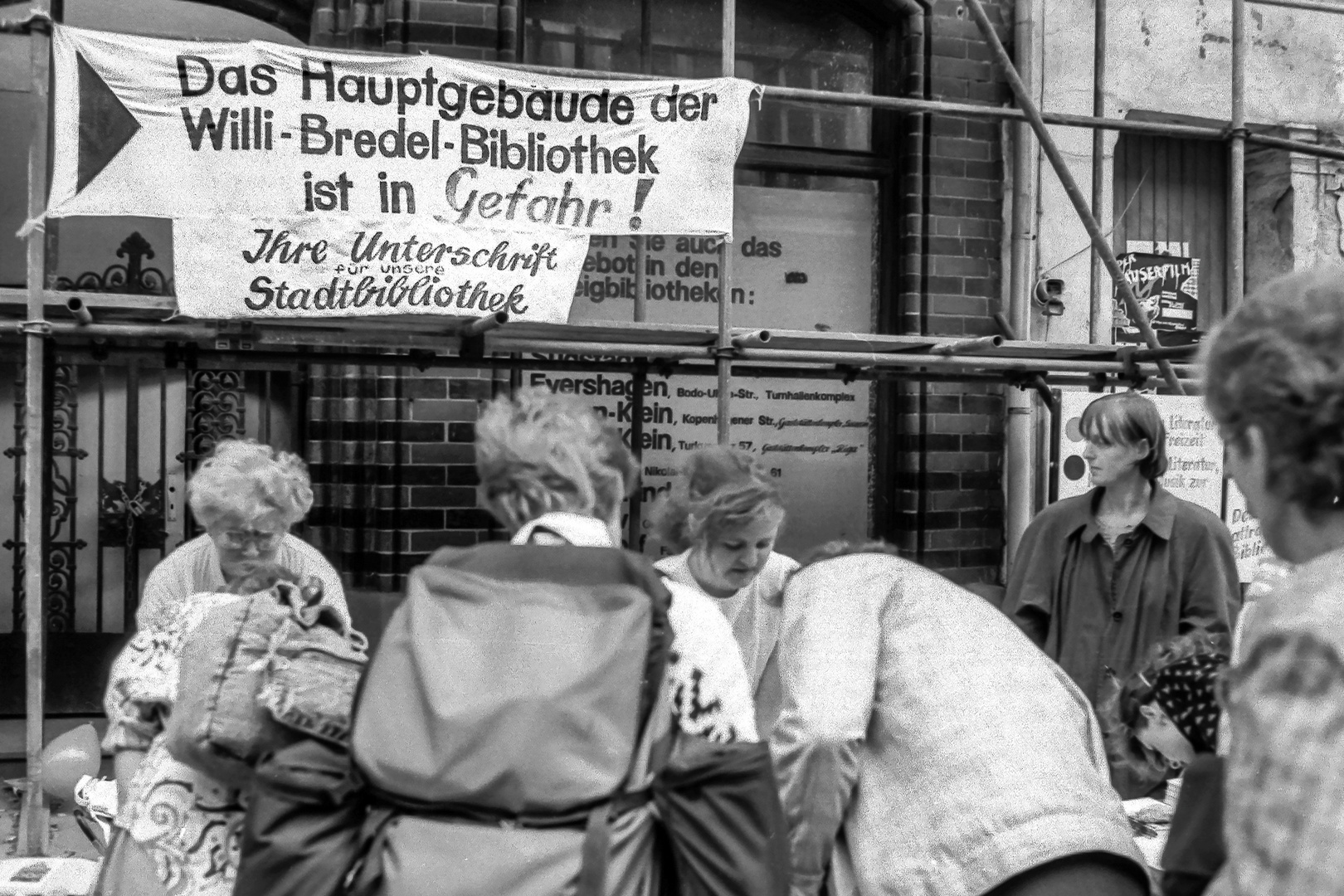 Rostock, Frühjahr 1990 Unterschriften für den Erhalt der Stadtbibliothek Foto & Bild
