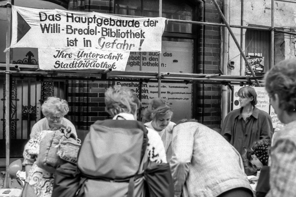 Rostock, Frühjahr 1990: Unterschriften für den Erhalt der Stadtbibliothek