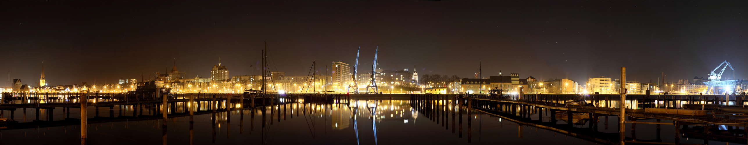 Rostock Panorama bei Nacht