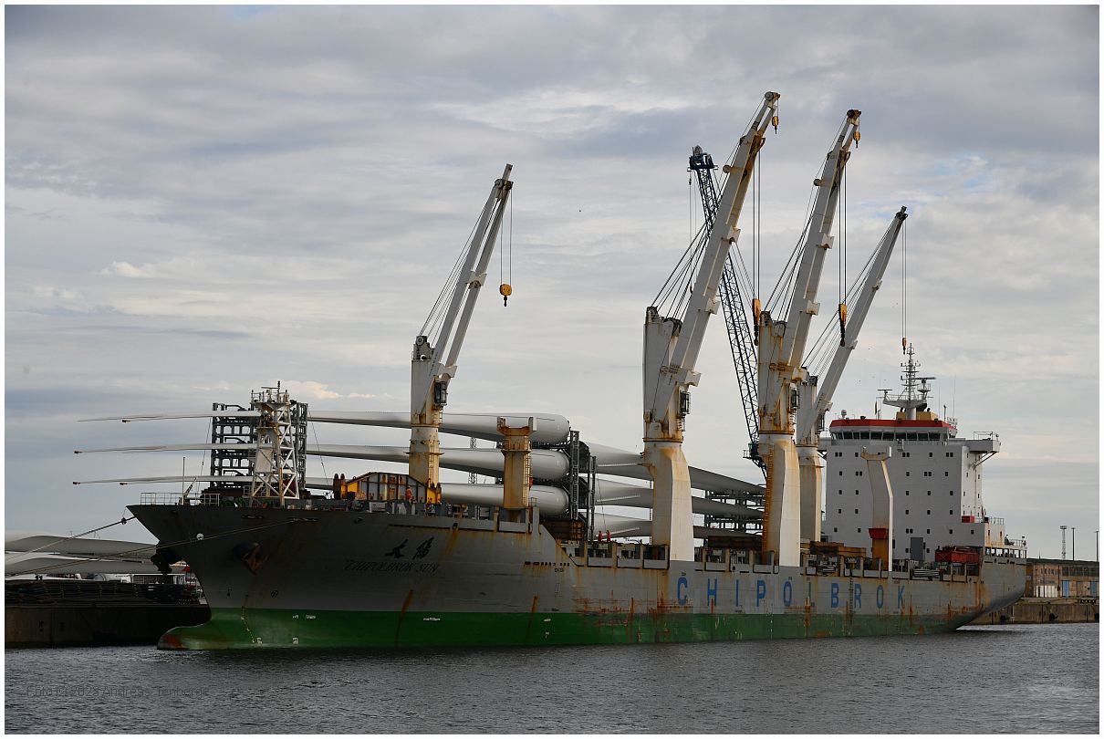 Rostock Port | "CHIPOLBROK SUN" (Beladung Rotorblätter)