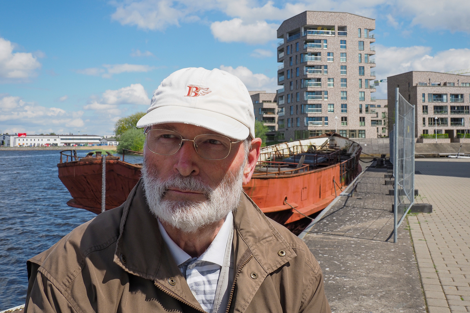 Rostock Rumpf der ehemaligen UNDINE soll an Land gesichert werden Foto