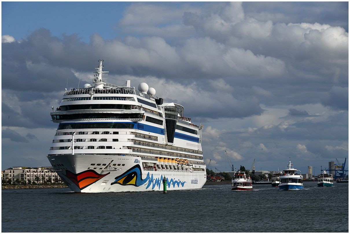 Rostock Warnemünde | Kreuzfahrtschiff "AIDAmar" auslaufend 