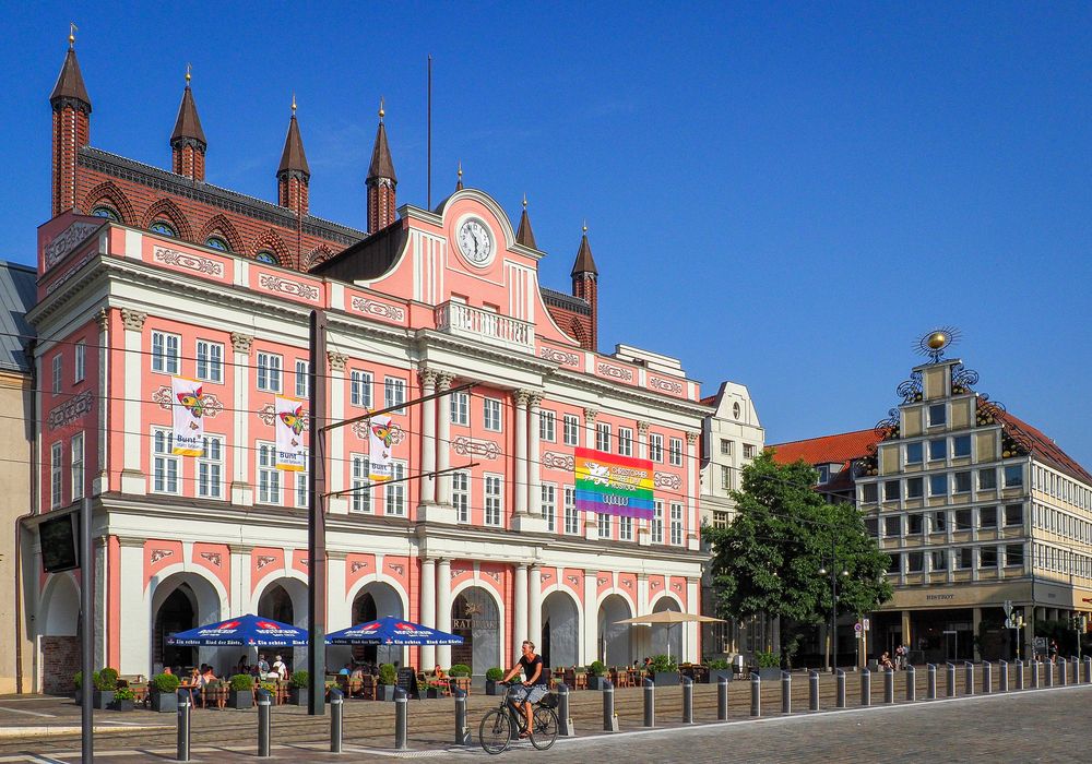 Rostock zeigt Flagge für Liebe, Toleranz und Vielfalt