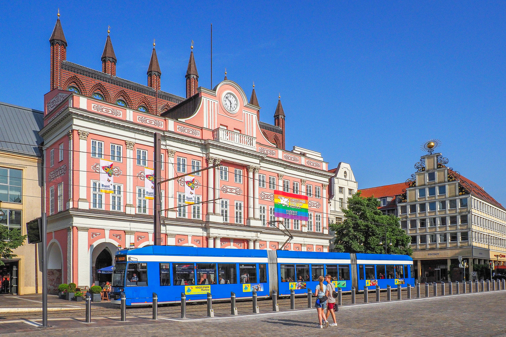 Rostock zeigt Flagge für Liebe, Toleranz und Vielfalt