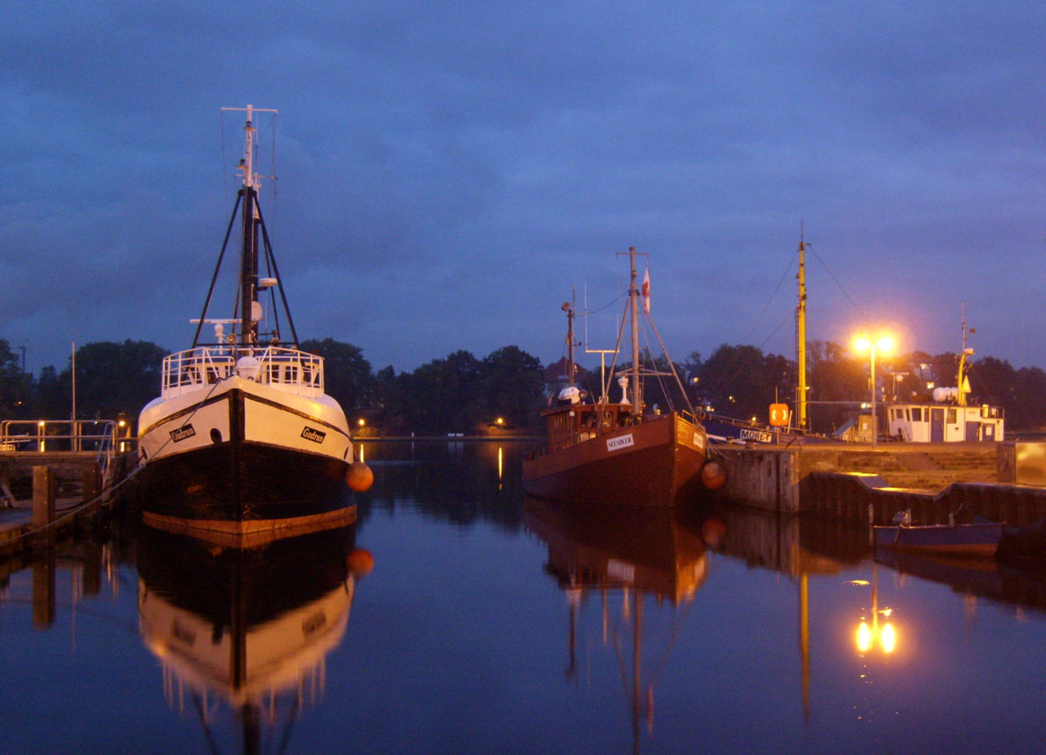 Rostocker Hafen bei Nacht