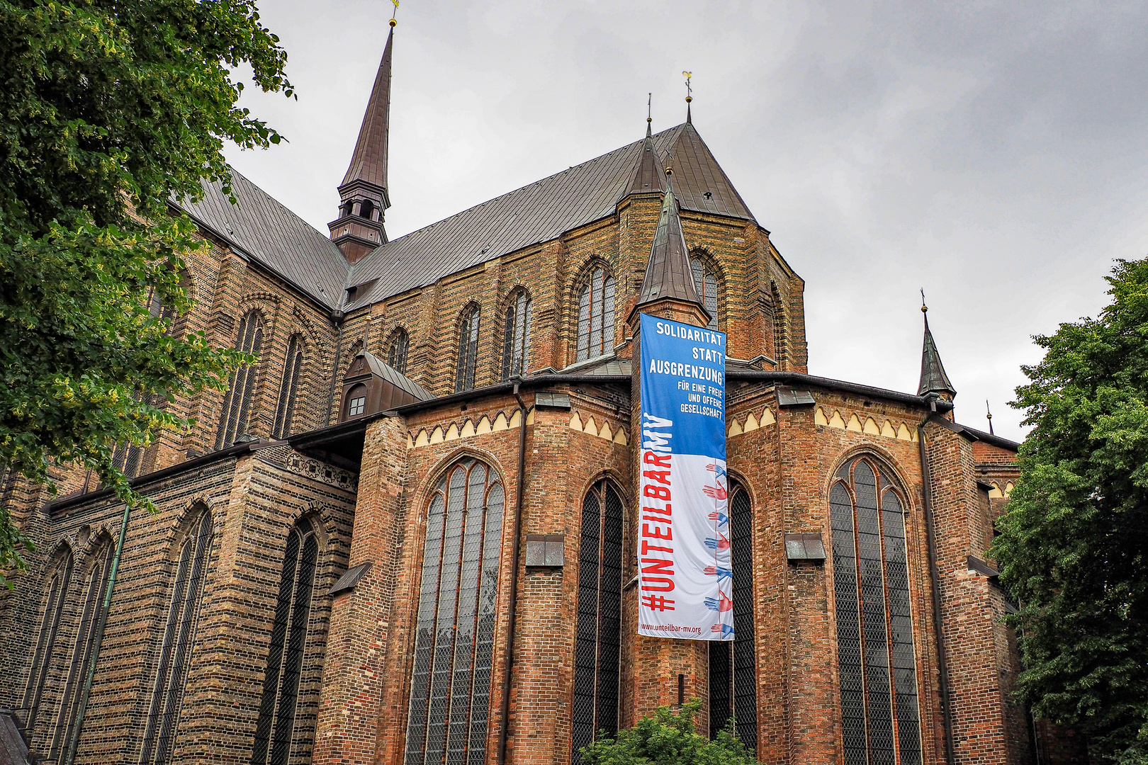 Rostocker Marienkirche unterstützt Kampagne unteilbarMV