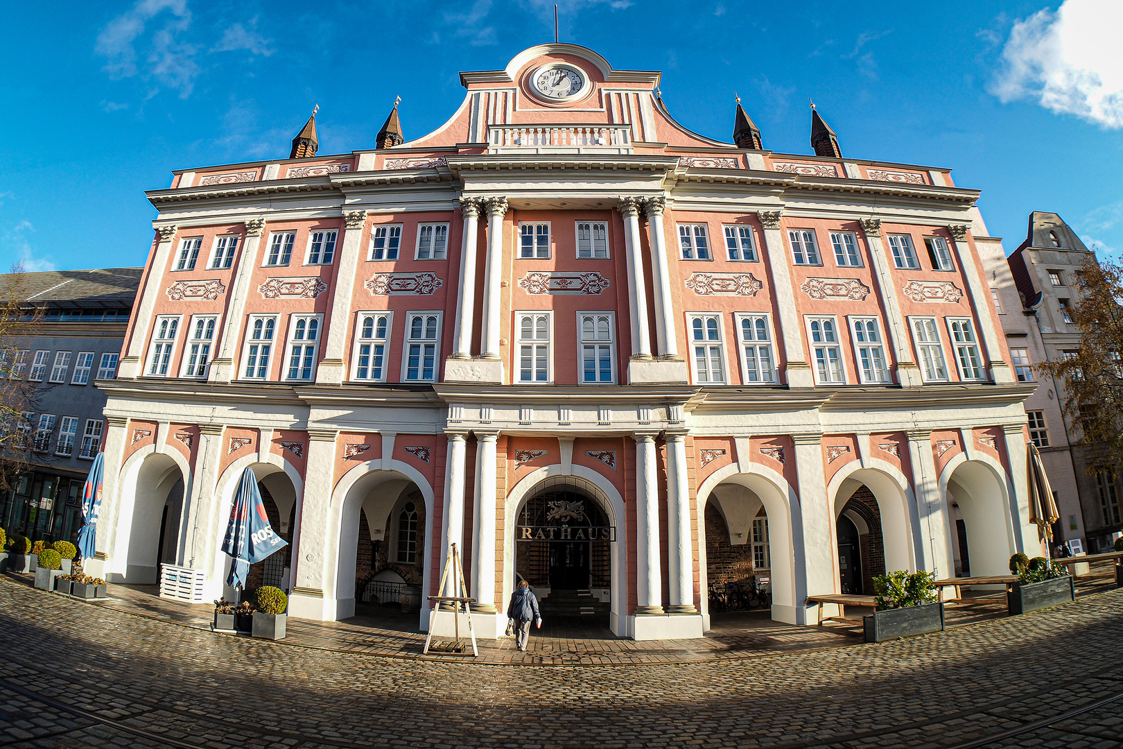 Rostocker Rathaus im Sonnenschein