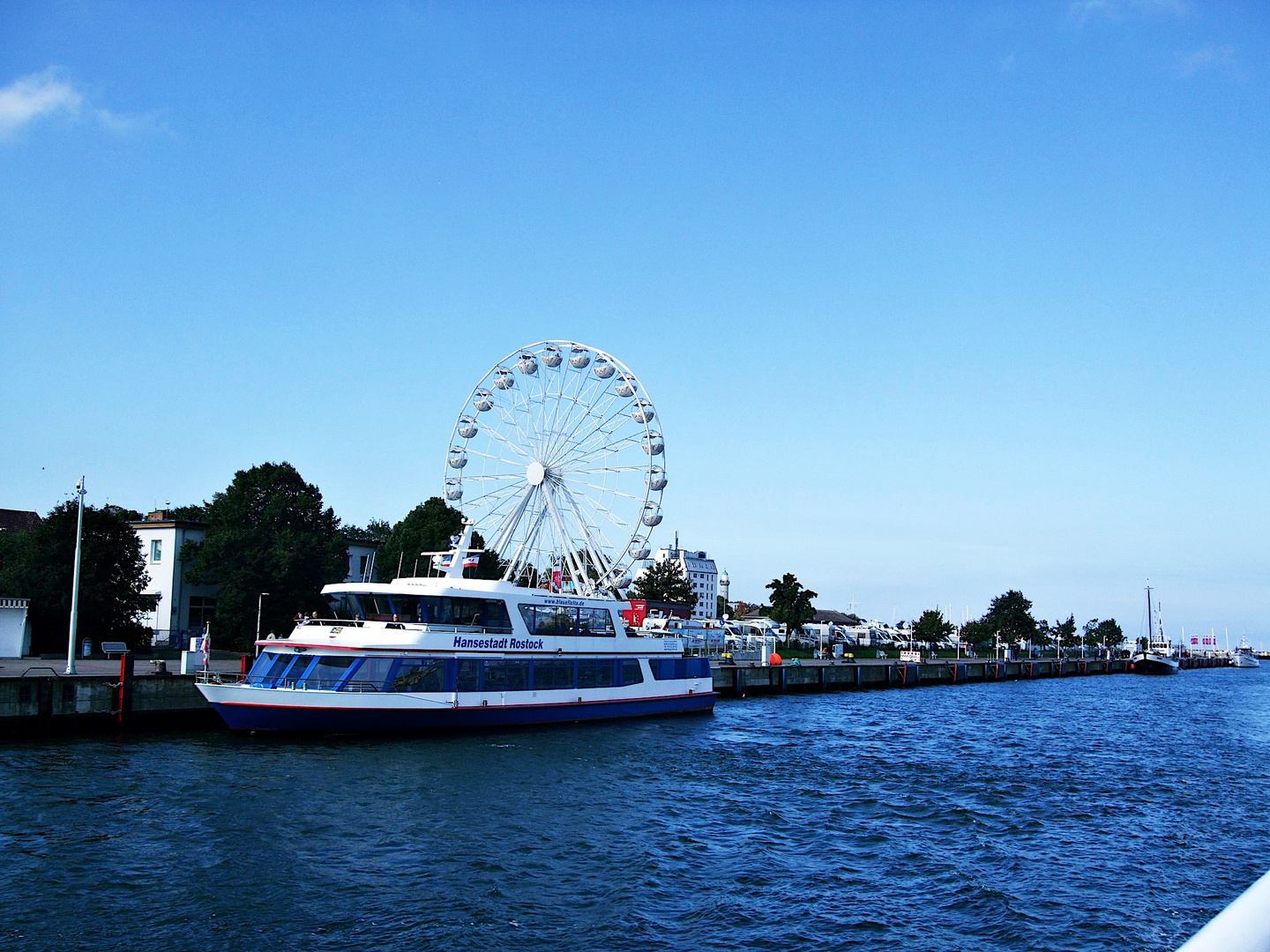 Rostocker Riesenrad mal aus anderer Sicht als dieses: