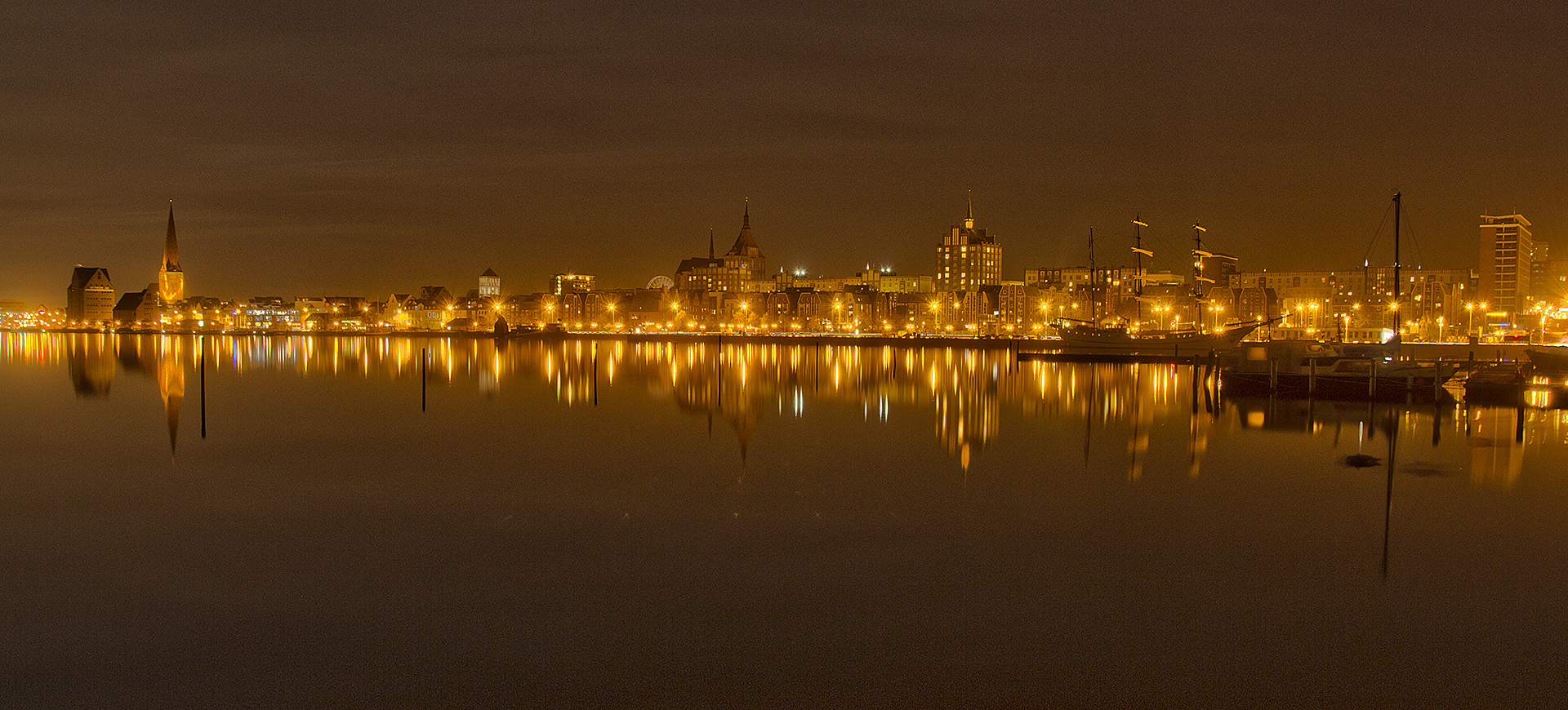 Rostocker Stadthafen bei Nacht