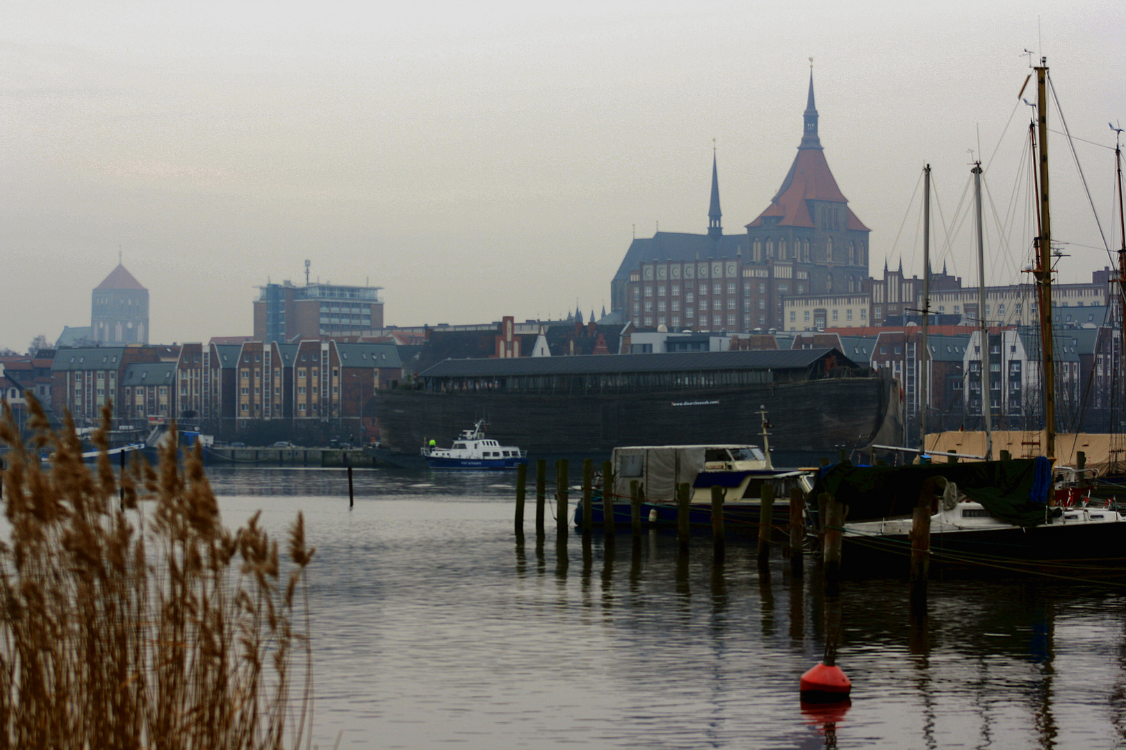 Rostocker Stadthafen im Februar gesehen vom Gehlsdorfer Ufer