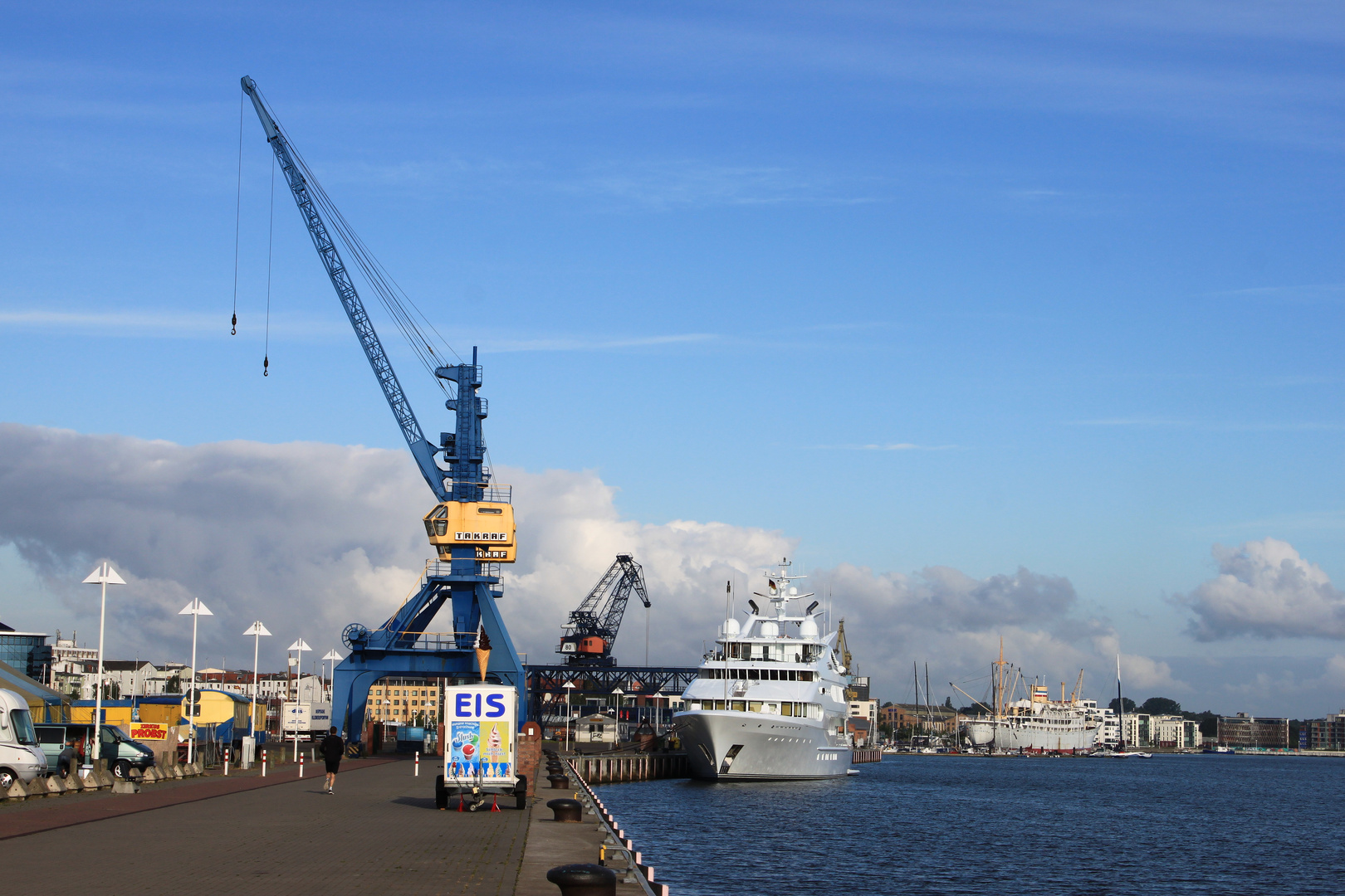 Rostocker Stadthafen mit der Superyacht SAMAR