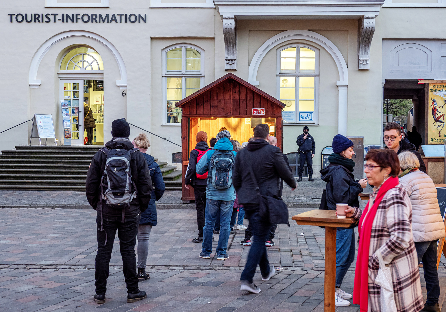 Rostocker Weihnachtsmarkt mit Masken- und Bändchenpflicht