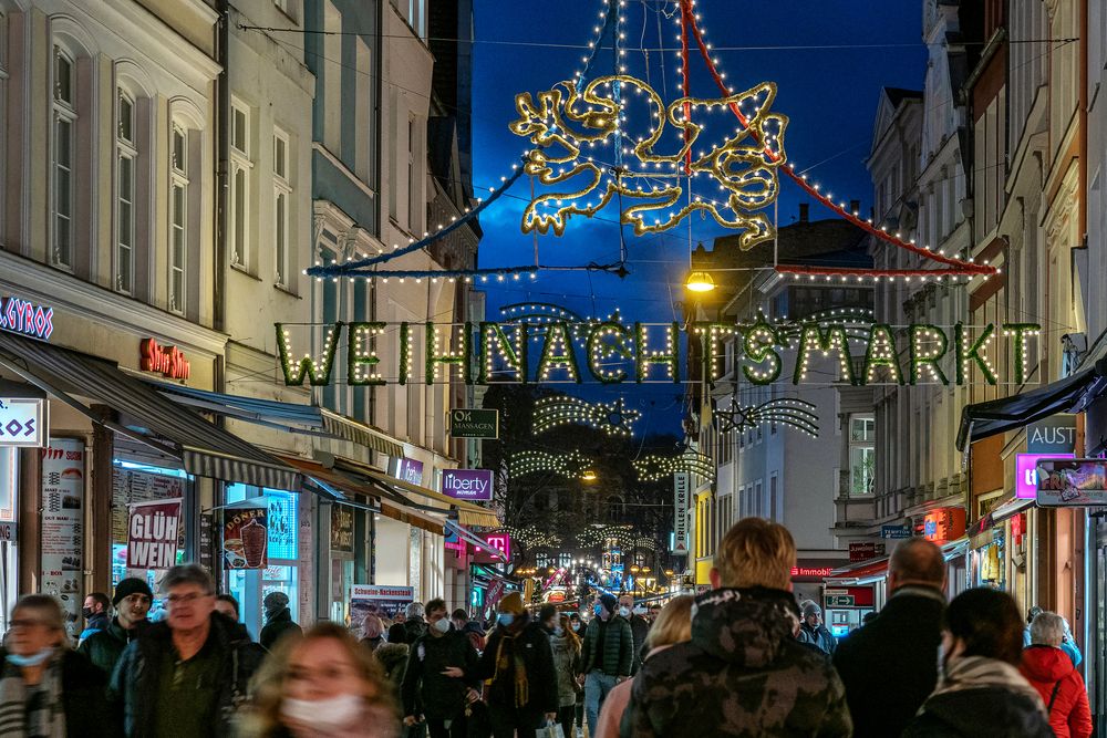 Rostocker Weihnachtsmarkt mit Masken und Bändchenpflicht Foto & Bild world, weihnachtsmarkt