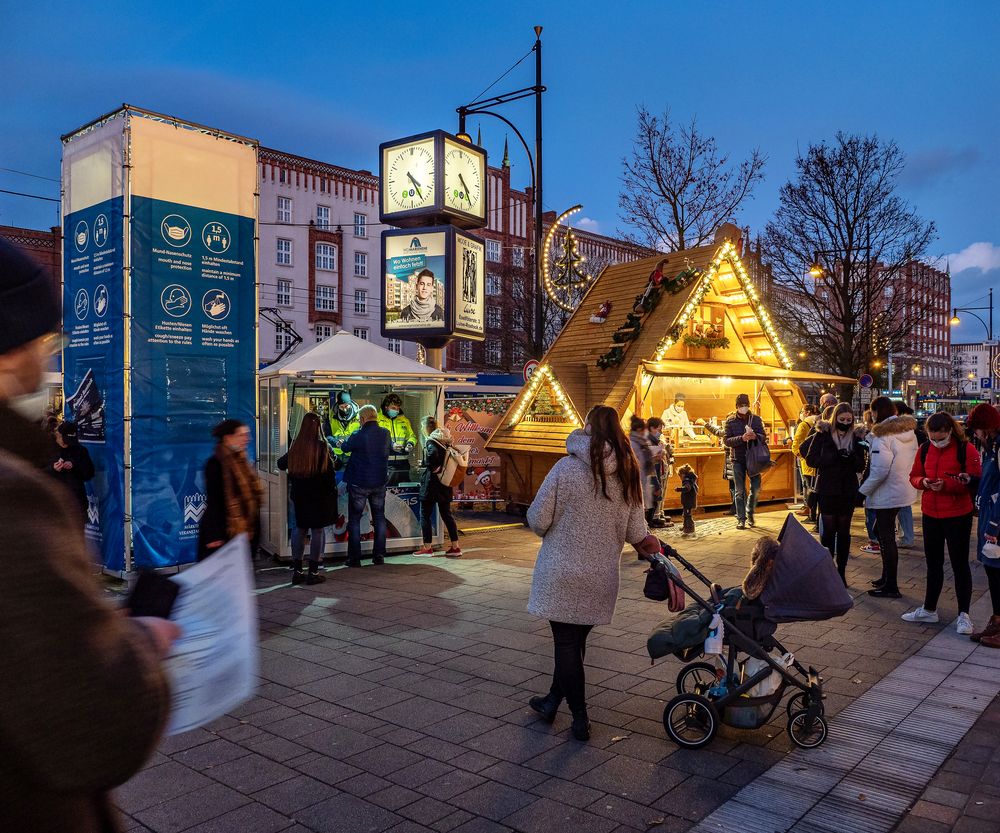 Rostocker Weihnachtsmarkt mit Masken und Bändchenpflicht Foto & Bild