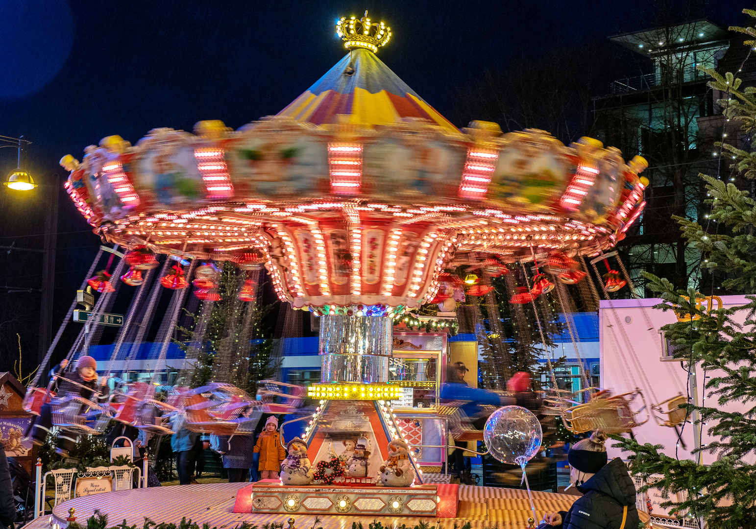 Rostocker Weihnachtsmarkt mit Masken und Bändchenpflicht Foto & Bild