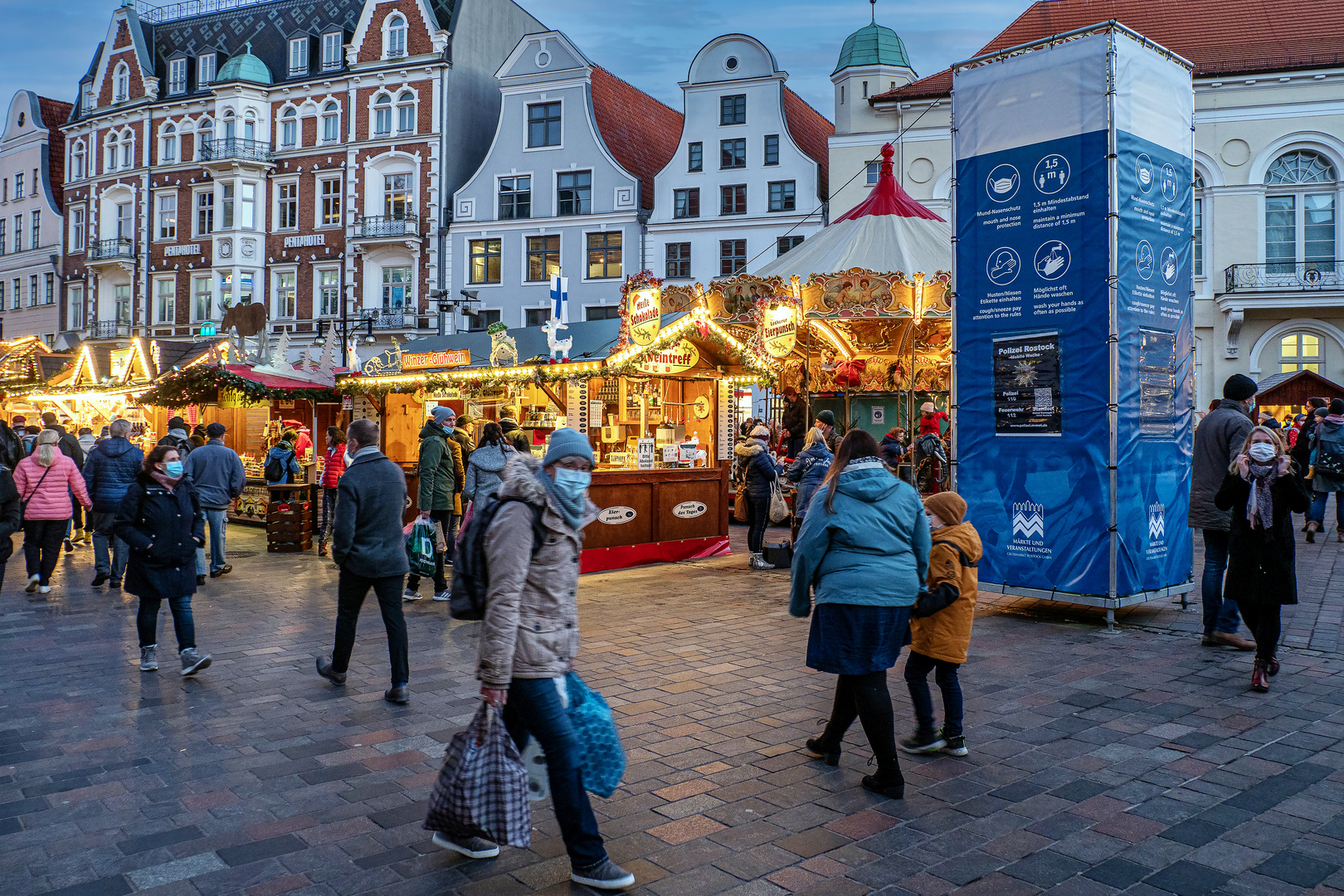 Rostocker Weihnachtsmarkt mit Masken- und Bändchenpflicht