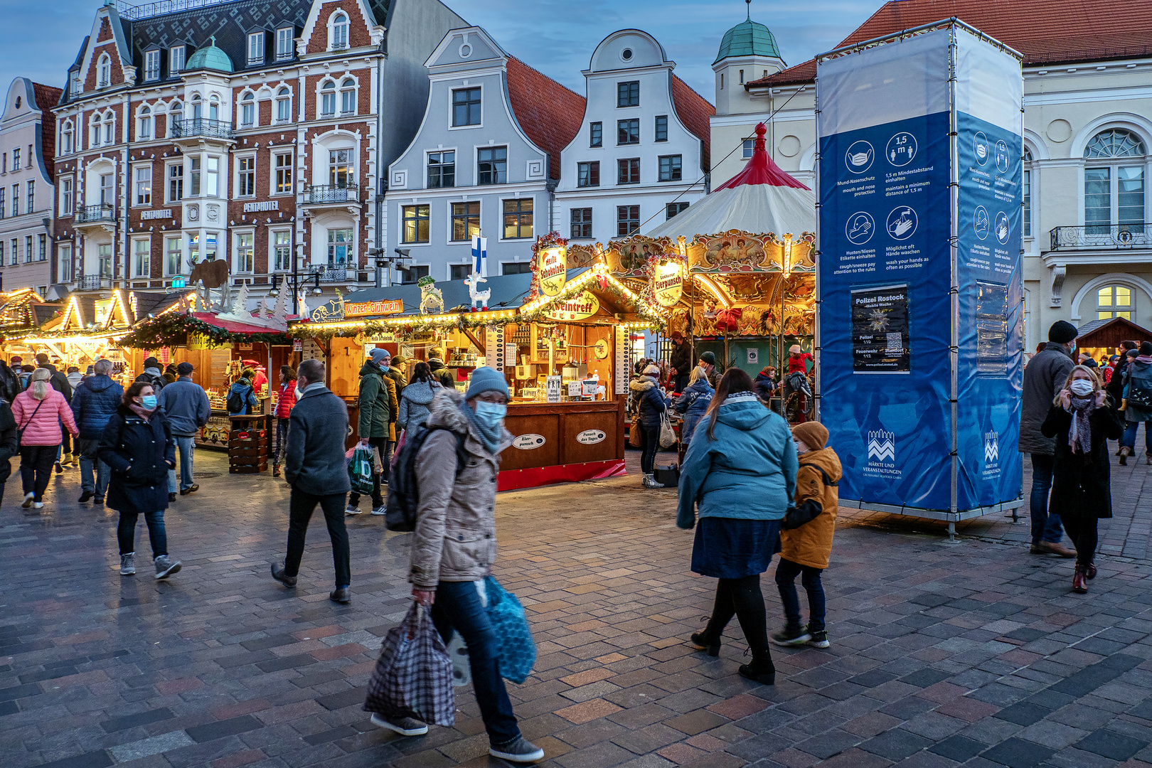 Rostocker Weihnachtsmarkt mit Masken und Bändchenpflicht Foto & Bild