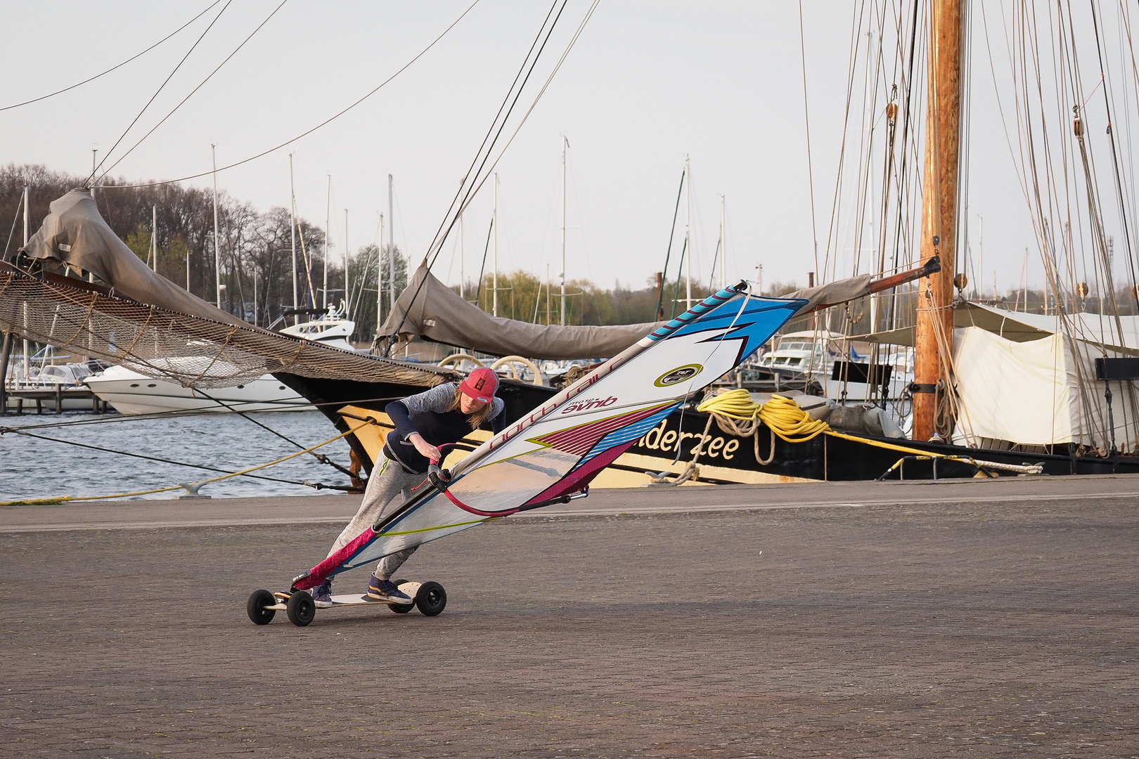 Rostocker Windsurfer an Land