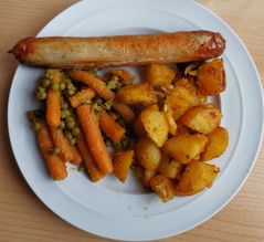 Rostwurst mit Bratkartoffeln und Gemüse 