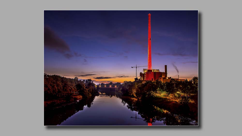 Rot angestrahlte Gebäude