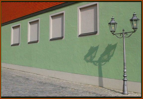 rot, grün und eine Lampe