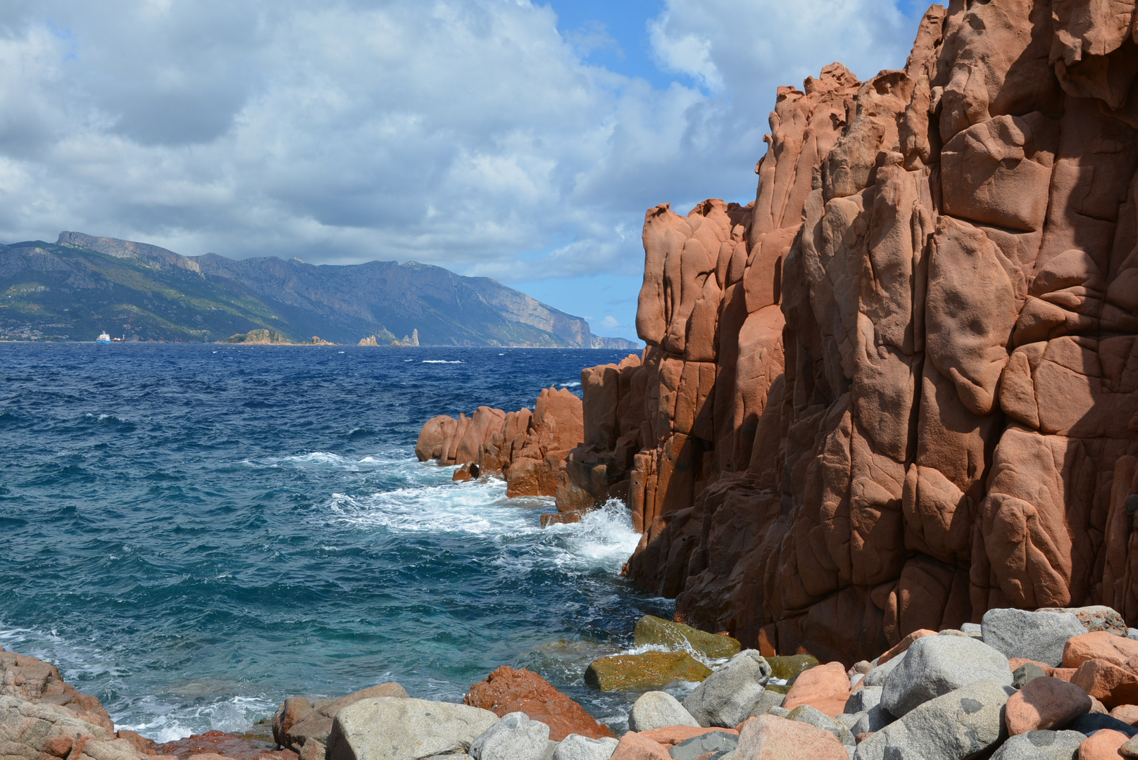 Rot im blauen Meer