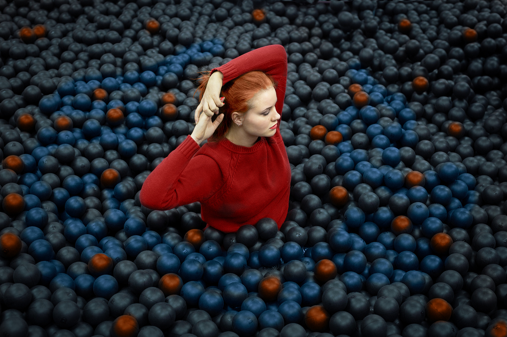 Rot in schwarz und blau