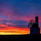 Rot leuchtende Wolken an der Kapelle