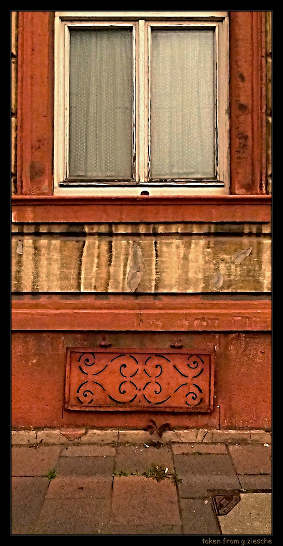 ..."ROT MIT FENSTER"..!!!