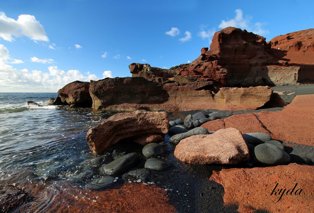 Rot-schwarzer Strand