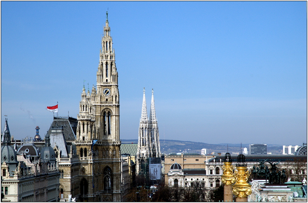 ... Rot-Weiß am Rathaus ...