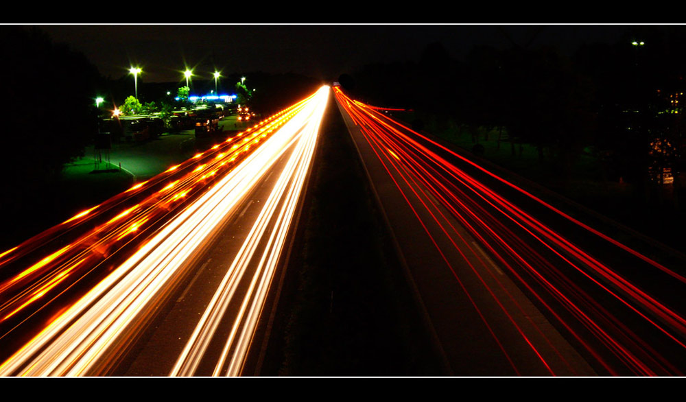 Rot. Weiss. Autobahn.