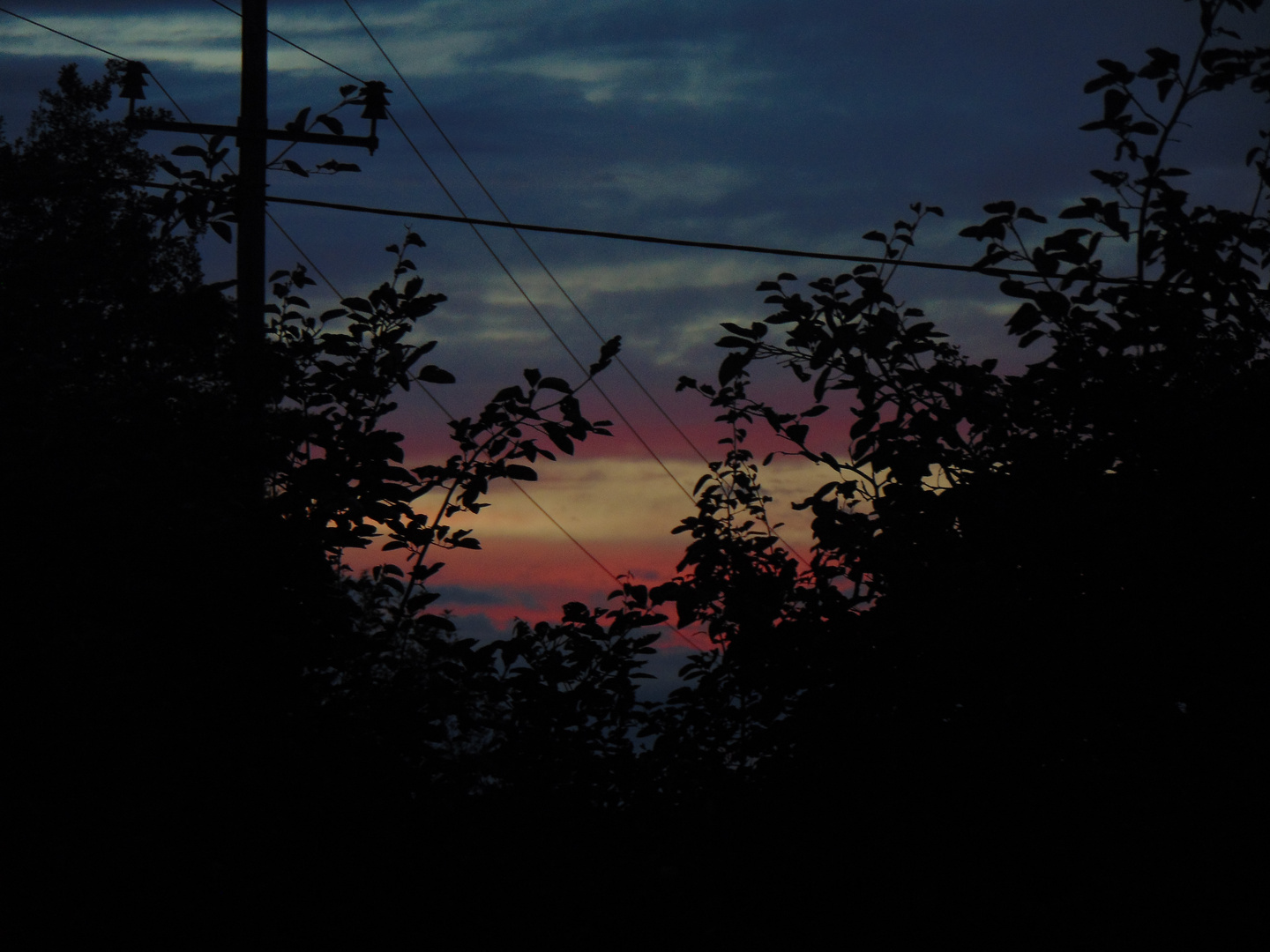 rot-weiß-roter Himmel