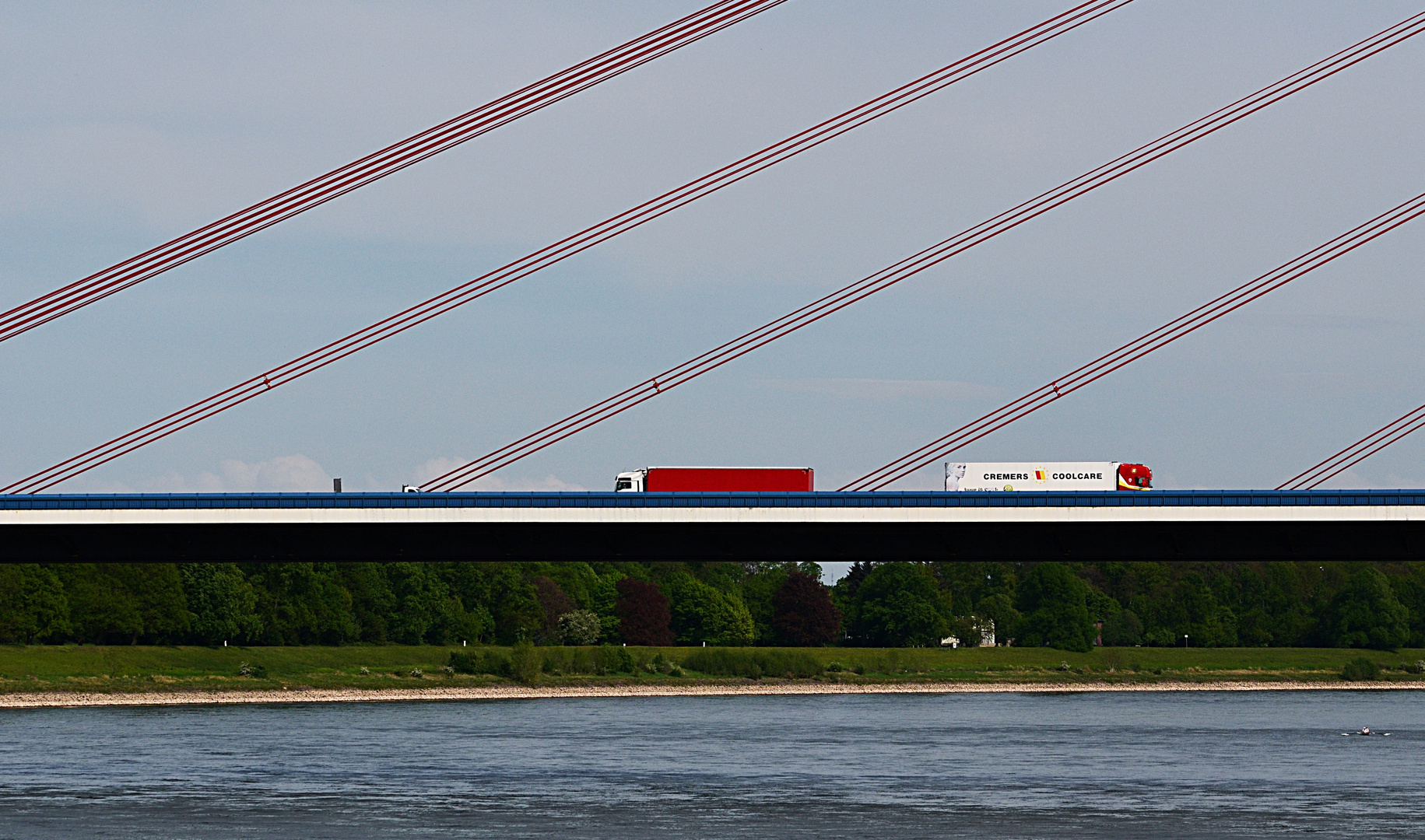 Rot - Weiss überquert den Rhein bei Düsseldorf