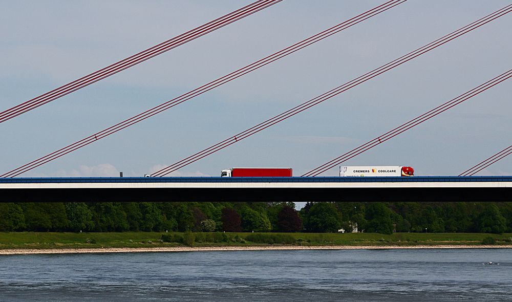 Rot - Weiss überquert den Rhein bei Düsseldorf