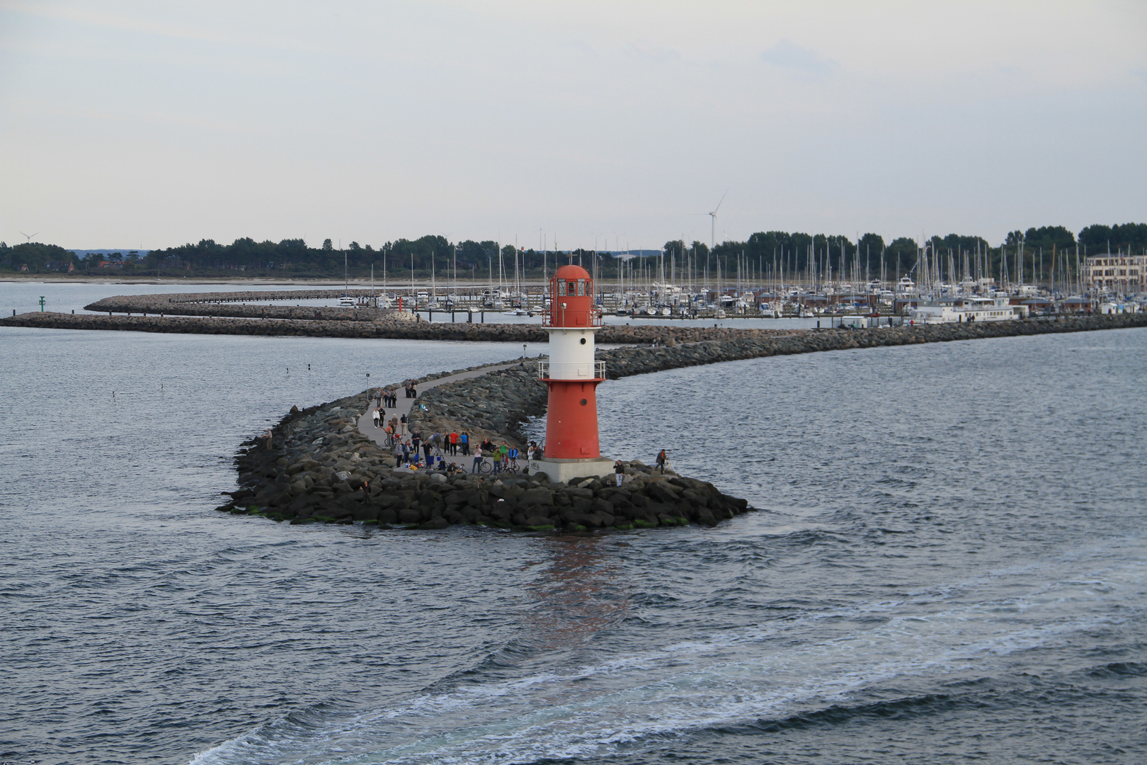 rot-weißes Ostmolenfeuer Warnemünde