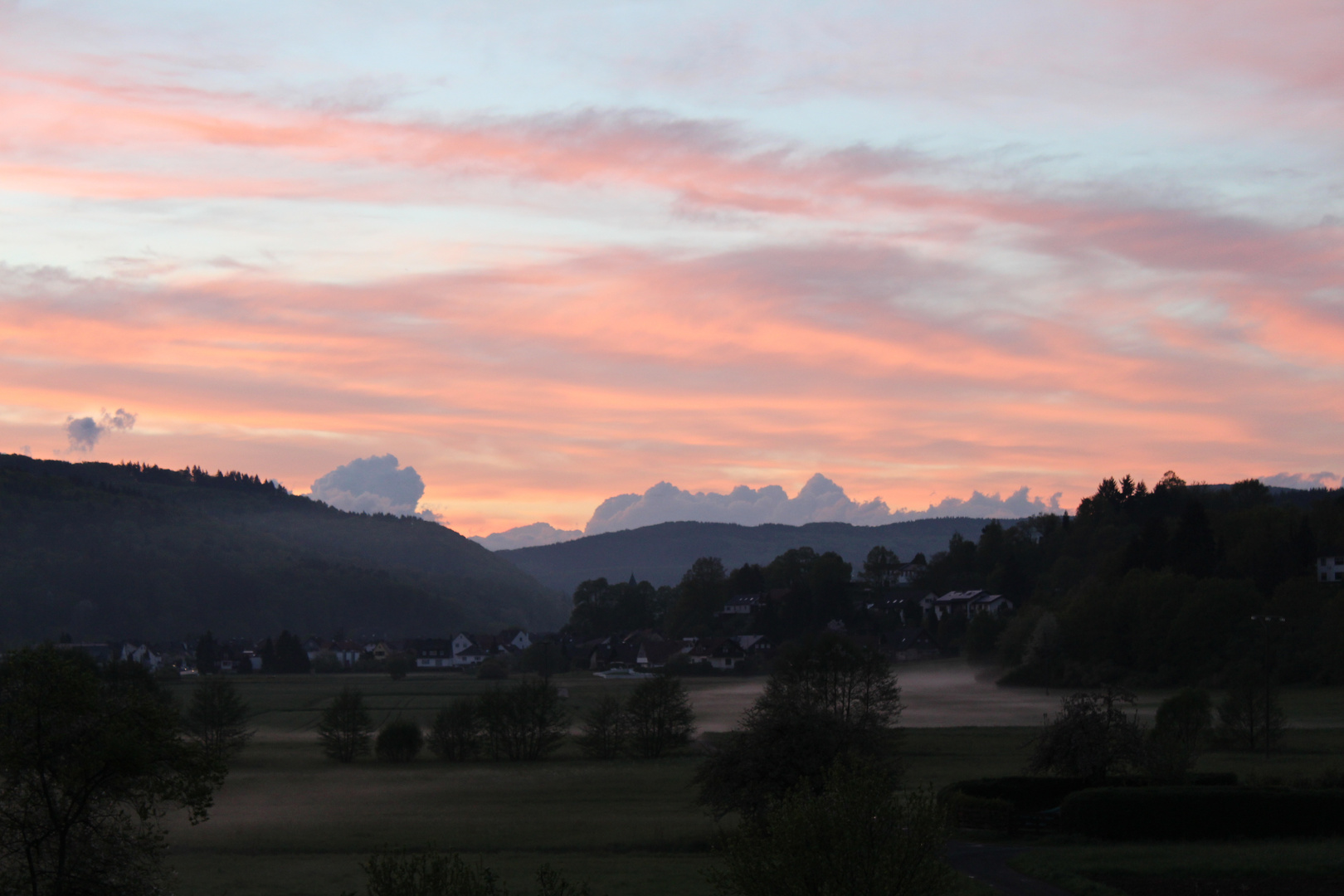 Rote Abendwolken+Bodennebel