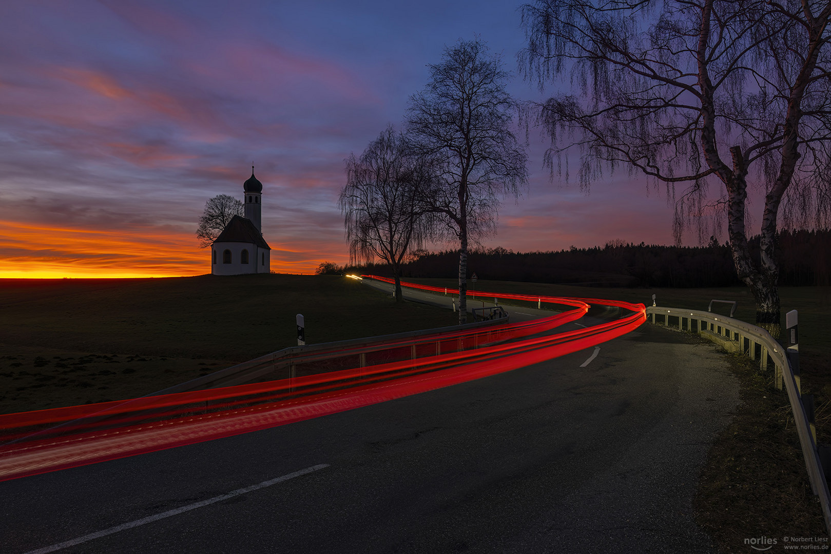 Rote Autolichter an der Kapelle