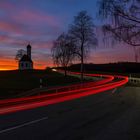 Rote Autolichter an der Kapelle