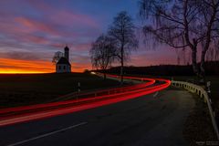 Rote Autolichter an der Kapelle