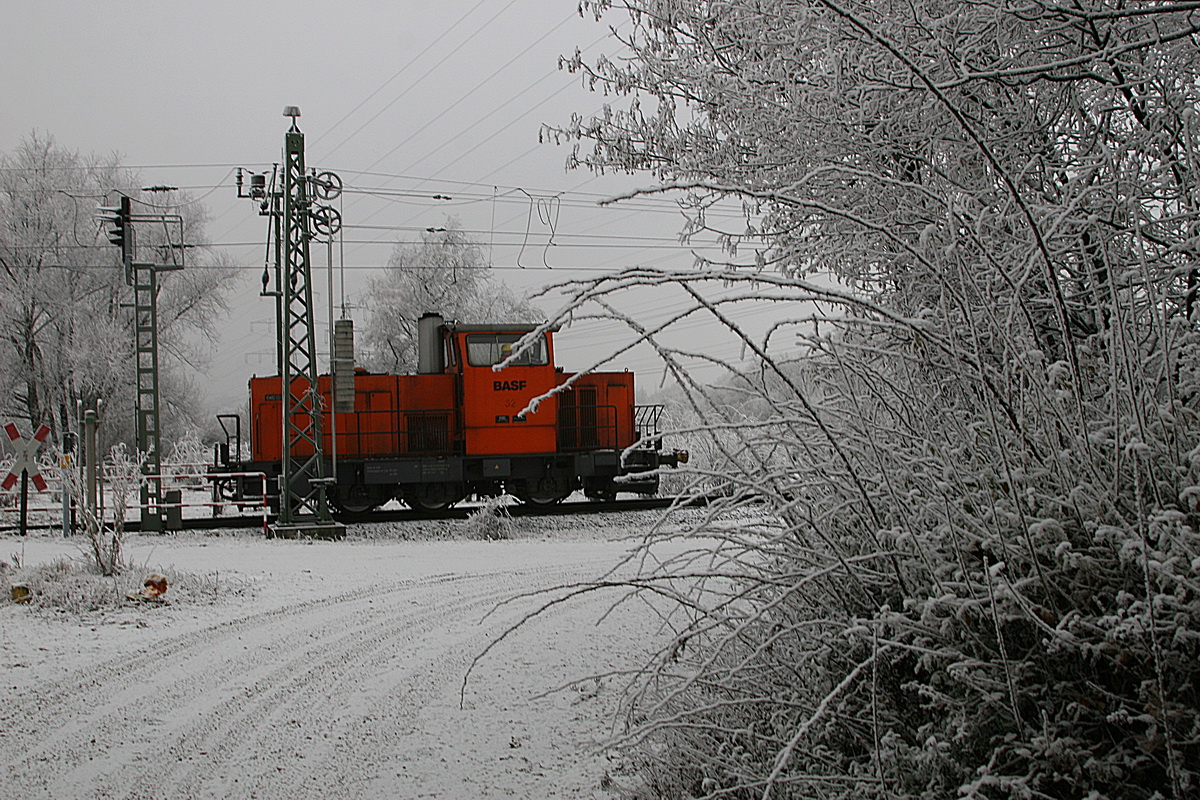 rote Bahn im weis