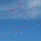 Rote Ballons am blauen Himmel