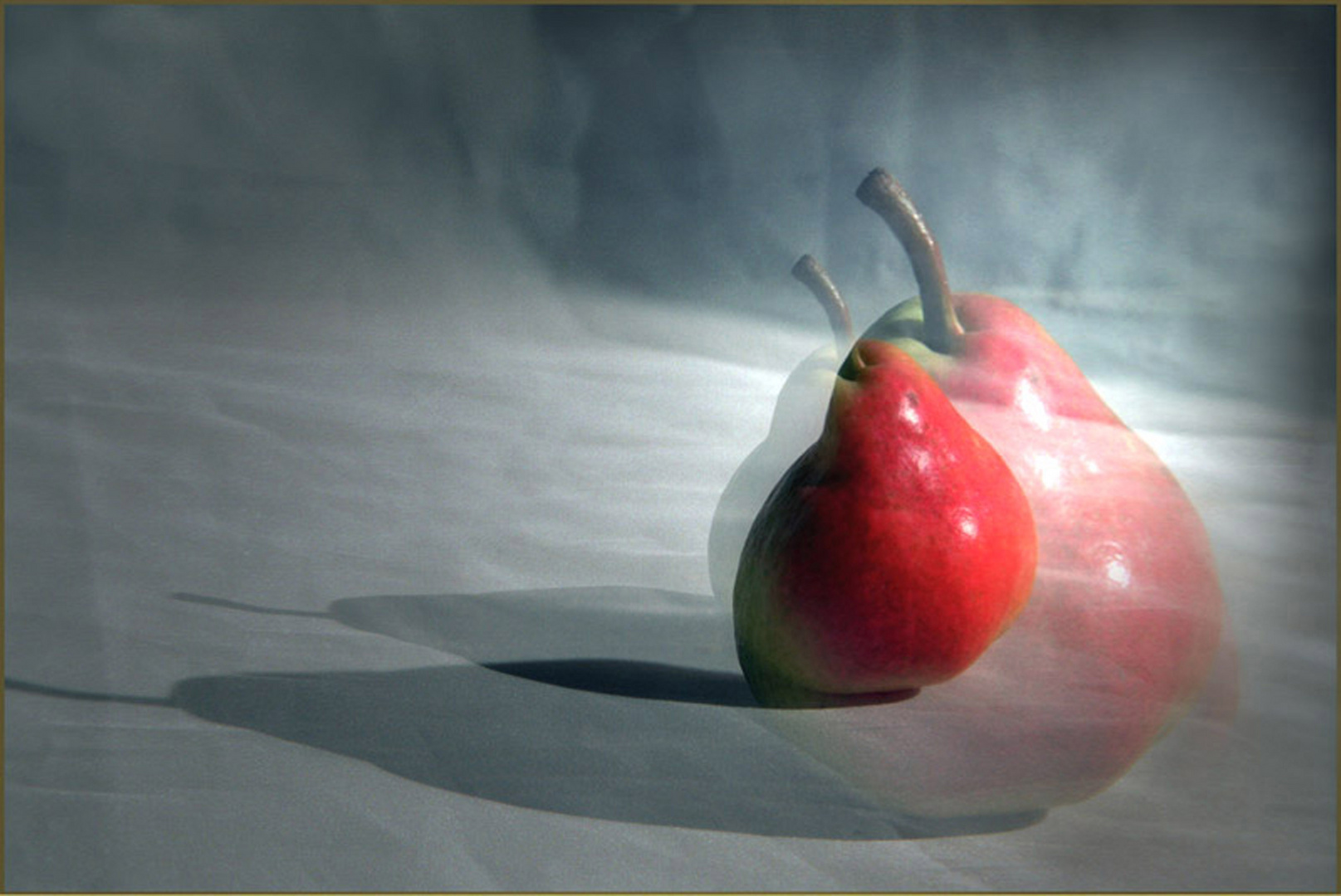 Rote Birne im Schatten