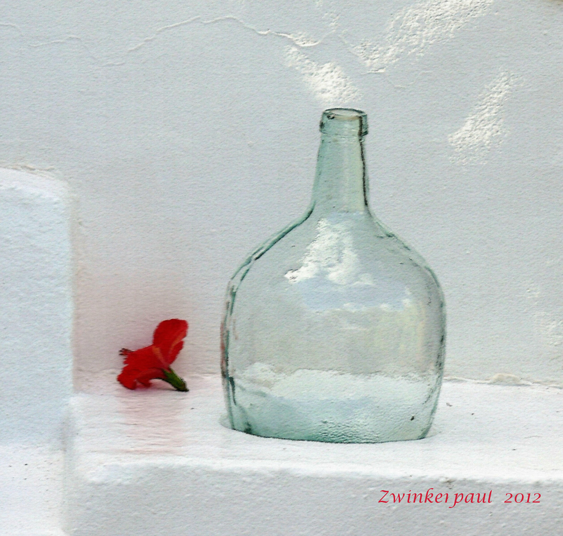 rote Blüte mit Vase