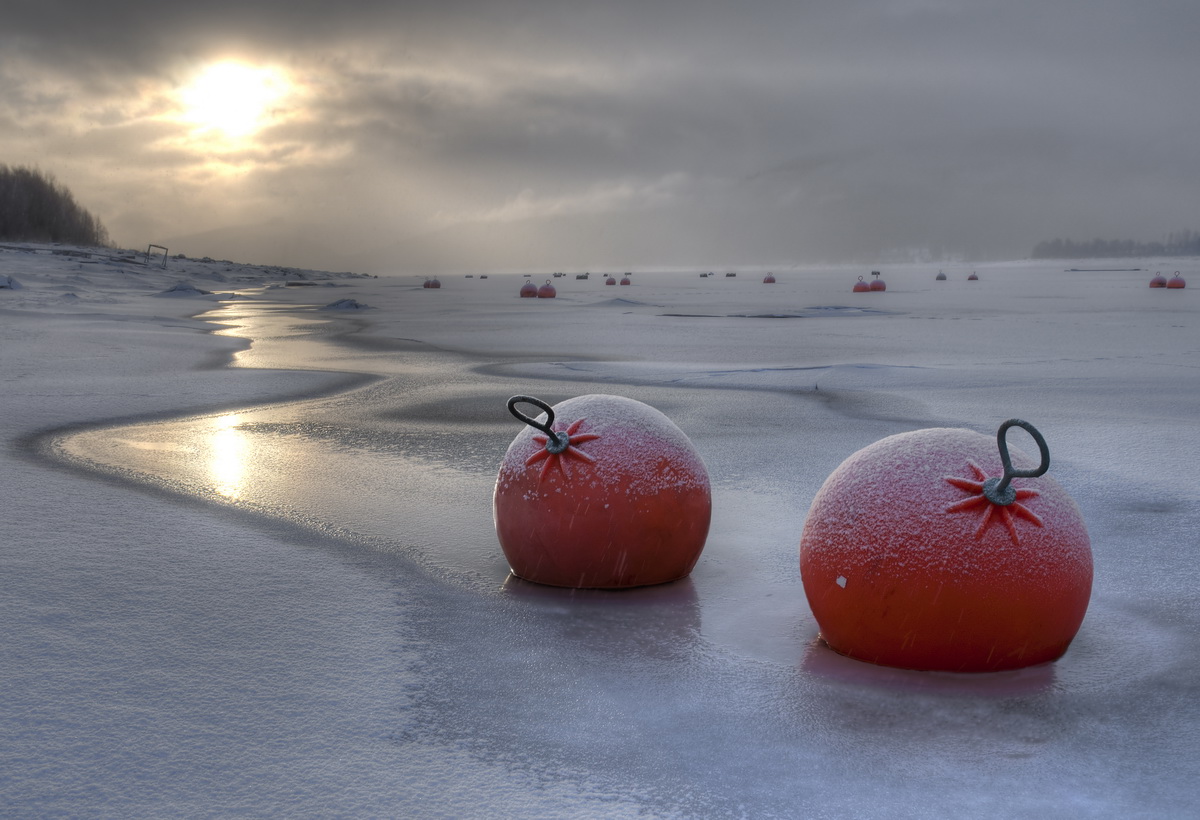 Rote Bojen bei Schneetreiben