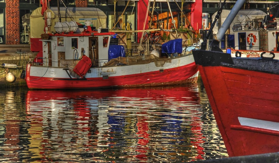 Rote Boote im Hafen von Warnemünde