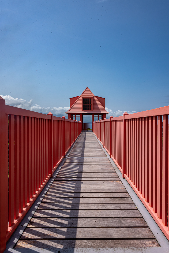 Rote Brücke auf blauen Hintergrund