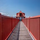 Rote Brücke auf blauen Hintergrund