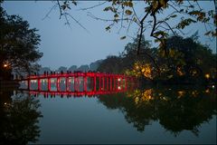 rote Brücke der aufgehenden Sonne