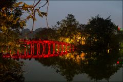 rote Brücke der aufgehenden Sonne zur Jadeberginsel